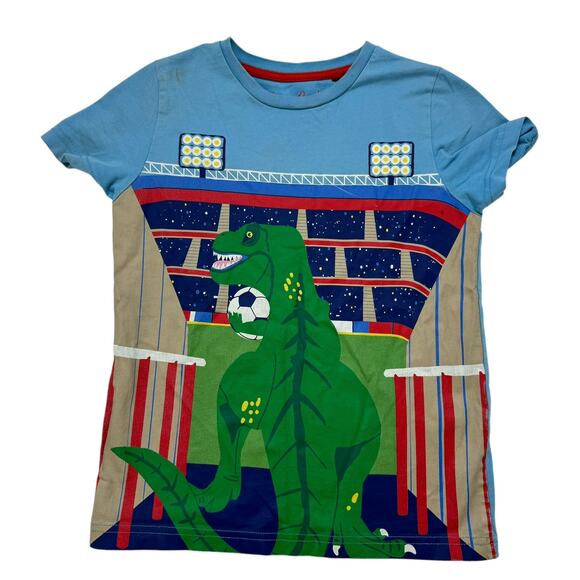 MINI BODEN Graphic Scene T-shirt Surfboard Blue Stadium Size 7-8 Dinosaur Soccer - Picture 1 of 6